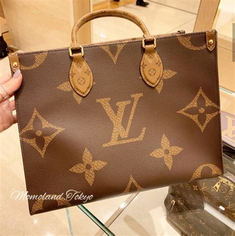 The Smaller Louis Vuitton OntheGo MM Bag Guide (2022)